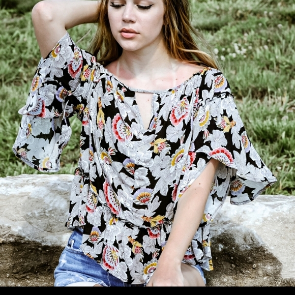 🍁New boutique floral halter top by Hayden - Picture 2 of 8